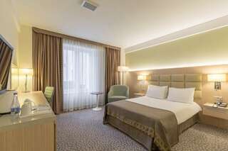 Отель Nesterov Plaza Уфа Стандартный номер с безбарьерной душевой для людей с ограниченными возможностями-1