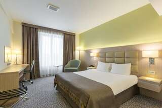 Отель Nesterov Plaza Уфа Стандартный номер с одной большой кроватью и видом на город-4