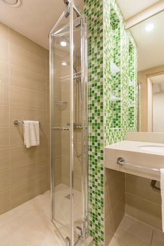 Отель Nesterov Plaza Уфа Стандартный номер с одной большой кроватью и видом на город-7