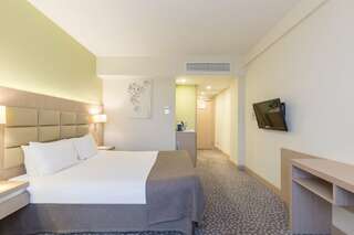 Отель Nesterov Plaza Уфа Стандартный номер с одной большой кроватью и видом на город-2