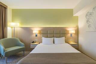 Отель Nesterov Plaza Уфа Стандартный номер с одной большой кроватью и видом на город-3