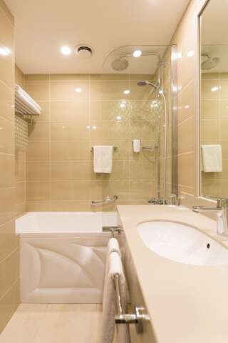 Отель Nesterov Plaza Уфа Номер повышенной категории с одной большой кроватью-6