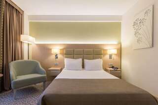 Отель Nesterov Plaza Уфа Стандартный номер с безбарьерной душевой для людей с ограниченными возможностями-2