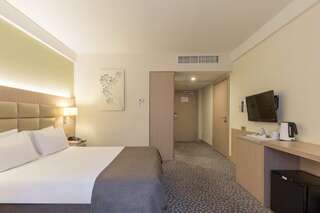 Отель Nesterov Plaza Уфа Стандартный номер с безбарьерной душевой для людей с ограниченными возможностями-3