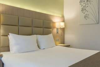 Отель Nesterov Plaza Уфа Стандартный номер с одной большой кроватью и видом на город-6